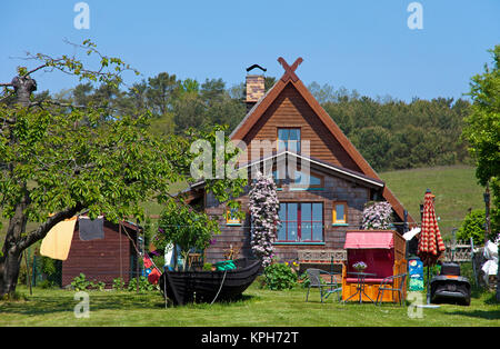 Maison en bois au toit de chaume avec jardin idyllique, Gross Zicker, Ruegen island, Mecklembourg-Poméranie-Occidentale, de la mer Baltique, l'Allemagne, de l'Europe Banque D'Images