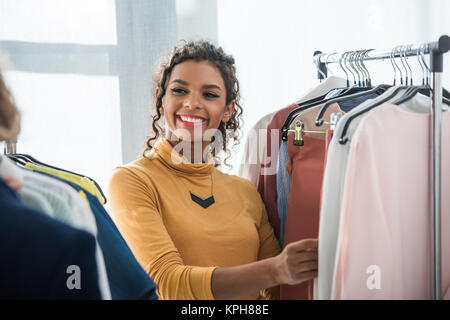 African American designer de mode avec des vêtements Banque D'Images