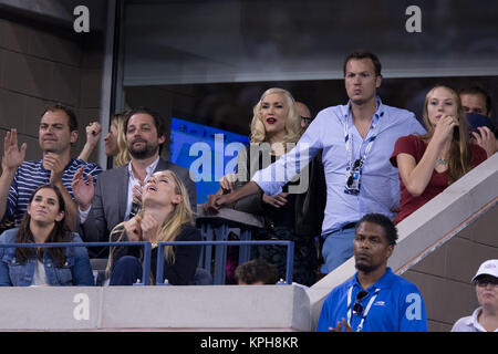 FLUSHING NY- 04 SEPTEMBRE : Lindsey Vonn, Gwen Stefani, jour 11 de l'US Open 2014 à l'USTA Billie Jean King National Tennis Center, le 4 septembre 2014 dans le quartier de rinçage de la Queens Borough de New York City People : Lindsey Vonn, Gwen Stefani Banque D'Images