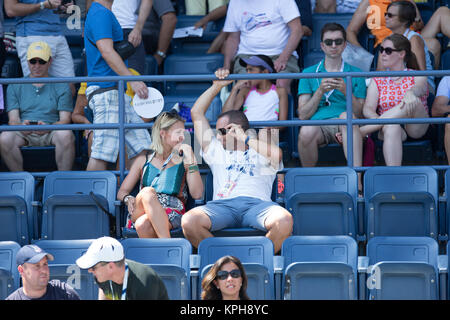 FLUSHING NY- 27 Août : le golfeur professionnel d'Espagne Sergio Garcia avec petite amie allemande Katharina Boehm qui a été repéré ce qui semble être une bague de fiançailles sur Arthur Ashe Stadium Sur la troisième journée de l'US Open 2014 à l'USTA Billie Jean King National Tennis Center le 27 août 2014 dans le quartier de rinçage de la Queens Borough de la ville de New York. People : Sergio Garcia, Katharina Boehm Banque D'Images