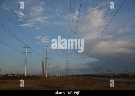 10 décembre 2017; est de Calgary, Alberta, Canada. Power Lines contre un ciel de Prairie Banque D'Images