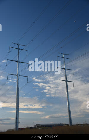 10 décembre 2017; est de Calgary, Alberta, Canada. Power Lines contre un ciel de Prairie Banque D'Images