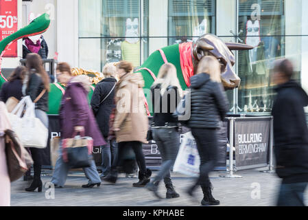 Birmingham, West Midlands, Royaume-Uni. 24 novembre 2017. Des milliers de chineurs affluent vers le centre-ville de Birmingham sur le Black Friday Banque D'Images