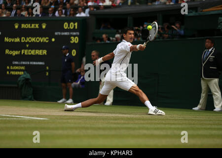 Londres, ANGLETERRE - 06 juillet : la Serbie de Novak Djokovic bat Roger Federer de la Suisse pendant la finale Messieurs match le jour 13 de l'championnats de tennis de Wimbledon à l'All England Lawn Tennis et croquet Club le 6 juillet 2014 à Londres, Angleterre les gens : Novak Djokovic Banque D'Images