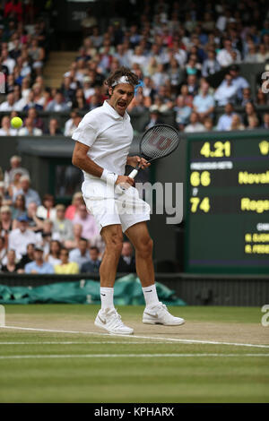 Londres, ANGLETERRE - 06 juillet : la Serbie de Novak Djokovic bat Roger Federer de la Suisse pendant la finale Messieurs match le jour 13 de l'championnats de tennis de Wimbledon à l'All England Lawn Tennis et croquet Club le 6 juillet 2014 à Londres, Angleterre les gens : Roger Federer Banque D'Images