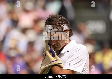 Londres, ANGLETERRE - 06 juillet : la Serbie de Novak Djokovic bat Roger Federer de la Suisse pendant la finale Messieurs match le jour 13 de l'championnats de tennis de Wimbledon à l'All England Lawn Tennis et croquet Club le 6 juillet 2014 à Londres, Angleterre les gens : Roger Federer Banque D'Images