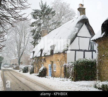 En décembre, des chalets de chaume ont été recouverts de neige à Broadway. Broadway, Cotswolds, Worcestershire, Angleterre Banque D'Images