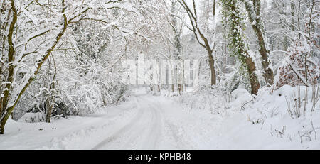 Route de campagne enneigée près de Snowshill village en décembre. Snowshill, Cotswolds, Gloucestershire, Angleterre