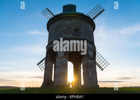 Chesterton, dans le Warwickshire, Royaume-Uni. 26 novembre 2017. Coucher de soleil sur le moulin à vent de Chesterton dans le Warwickshire. Banque D'Images