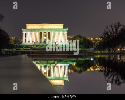 Le Lincoln Memorial reflétée dans le miroir d'eau Banque D'Images
