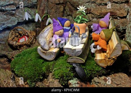 quatre petits gnomes dans leur grotte de gnome avec animal de compagnie Banque D'Images