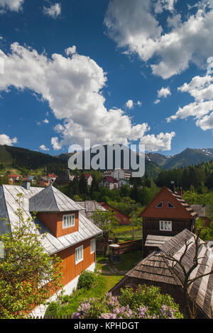 Roumanie, le Maramures, région parc national des Monts Rodna, Statiunea Borsa, ski, printemps, augmentation de la vue sur le village Banque D'Images
