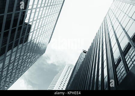 Sur les toits de la ville avec des gratte-ciel, les tours à bureaux à Hong Kong. Photo monochrome dans les tons bleus Banque D'Images