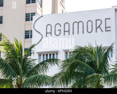 Miami Beach, USA - 1 octobre 2014 : vue frontale de l'hôtel Sagamore, un exemple de l'art déco de Miami Beach. Banque D'Images