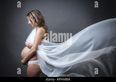 Portrait d'une femme enceinte enveloppée de tissu Banque D'Images