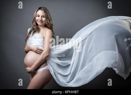 Portrait d'une femme enceinte enveloppée de tissu Banque D'Images