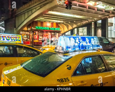 NEW YORK, USA - 3 janvier 2015 Pershing Square et le pont en face de Grand Central est situé à l'intersection de l'avenue Park et 42 Banque D'Images