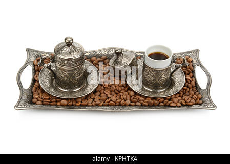 Tasse de café turc et grain isolé sur fond blanc Banque D'Images