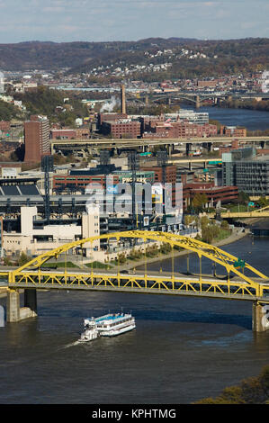 USA, New York, Pittsburgh : les ponts sur la rivière Allegheny / La fin de l'après-midi Banque D'Images