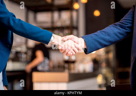 Gros plan sur la poignée de main entre business couple au café ou restaurant Banque D'Images