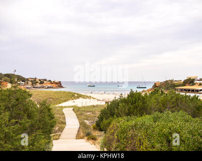 Passerelle en bois à Cala Saona beach à Formentera, Espagne Banque D'Images