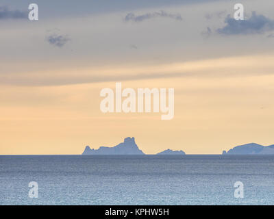 Ibiza îles de Es Vedra i es Vedranell vu de l'île de Formentera Banque D'Images