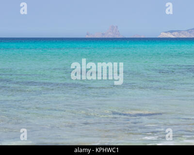 Ibiza îles de Es Vedra i es Vedranell vu de l'île de Formentera Banque D'Images