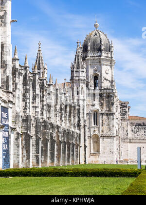 Belém, Portugal - 28 Avril 2014 : façade principale du monastère des Hiéronymites à Belém, Portugal. C'est un monastère de style manuélin et une partie de l'UNESCO Banque D'Images