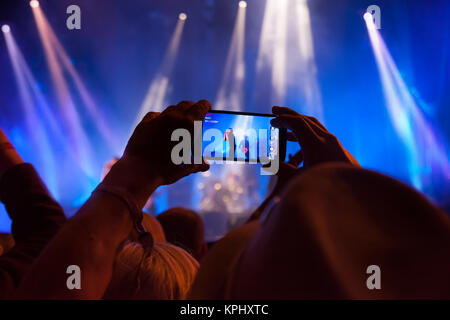 Personne capture d'une vidéo sur un téléphone mobile à un festival de musique. Banque D'Images