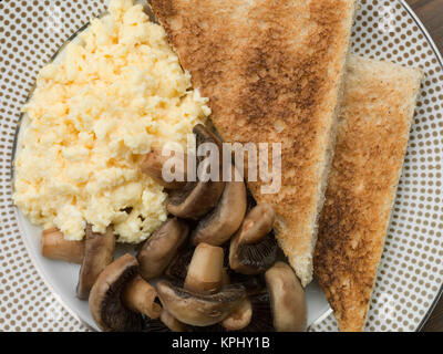 Un petit-déjeuner sain Les aliments d'oeufs brouillés et toasts de champignons Banque D'Images