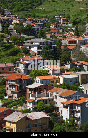 Italie, Sardaigne, Santu Lussurgiu. Ville construite à l'intérieur de cratère volcanique près de Monti Ferri highland. Banque D'Images