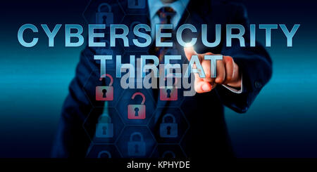 Utilisateur entreprise poussant LA CYBERSÉCURITÉ MENACE. Banque D'Images