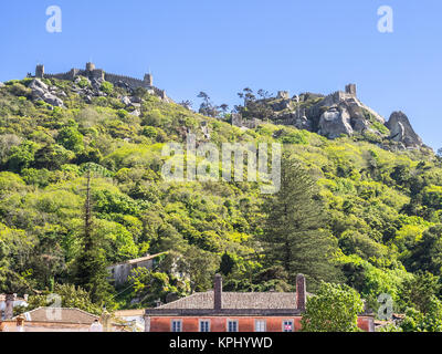 Vue sur le Château des Maures à partir de la place principale de Sintra, Portugal Banque D'Images