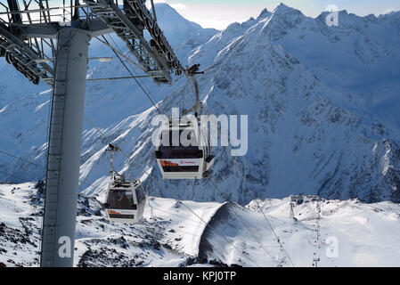 L'elbrous, Russie - le 28 janvier 2017 : remontées mécaniques de la piste de ski de montagne sur le mont Elbrouz, vue du dessus. Banque D'Images