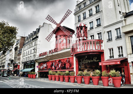 Paris, France - 10 septembre 2017 : Moulin Rouge, Paris - hdr vue depuis le Boulevard de Clichy. Banque D'Images