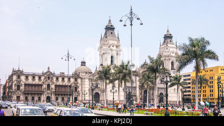 Lima, Pérou - 11 octobre 2014 - Vue de la cathédrale de Lima (Pérou) en un jour de printemps ensoleillé. Banque D'Images