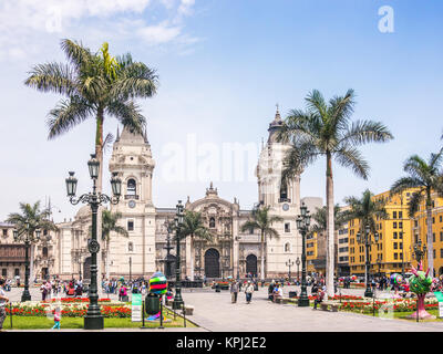 Lima, Pérou - 11 octobre 2014 - Vue de la cathédrale de Lima (Pérou) en un jour de printemps ensoleillé. Banque D'Images