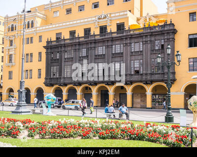 Lima, Pérou - 11 octobre 2014 - La colonie espagnole façades à Lima Plaza de Armas (place principale) Banque D'Images