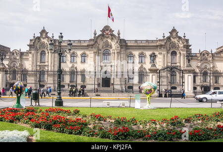 Lima, Pérou - 11 octobre 2014 - Vue de la Lima (Pérou) du Palais du gouvernement dans une journée de printemps ensoleillée. Banque D'Images