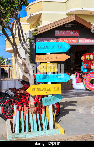 Itinéraire et distance affichage à l'extérieur d'une boutique de souvenirs à Santa Maria, île de Sal, Salina, Cap Vert, Afrique Banque D'Images