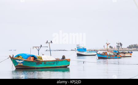 - Paracas au Pérou, 15 Octobre 2014 : Avis d'un groupe de bateaux de pêche ancrés dans un matin nuageux à Paracas, Pérou Banque D'Images