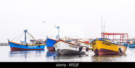 - Paracas au Pérou, 15 Octobre 2014 : Avis d'un groupe de bateaux de pêche ancrés dans un matin nuageux à Paracas, Pérou Banque D'Images