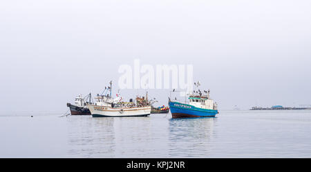 - Paracas au Pérou, 15 Octobre 2014 : Avis d'un groupe de bateaux de pêche ancrés dans un matin nuageux à Paracas, Pérou Banque D'Images