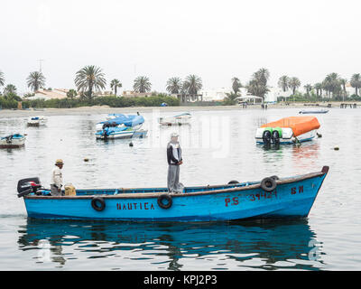 - Paracas au Pérou, 15 Octobre 2014 : vue sur les pêcheurs à aller pêcher dans un matin nuageux à Paracas, Pérou. Banque D'Images