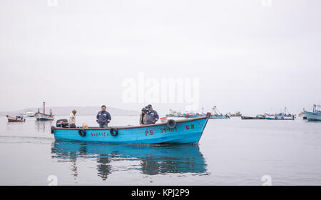 - Paracas au Pérou, 15 Octobre 2014 : Avis d'un pêcheur passe à poissons dans un matin nuageux à Paracas, Pérou. Banque D'Images