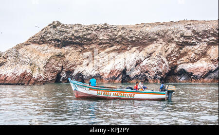 - Paracas au Pérou, 15 Octobre 2014 : Avis d'un bateau de pêche dans le parc national de Paracas. Banque D'Images