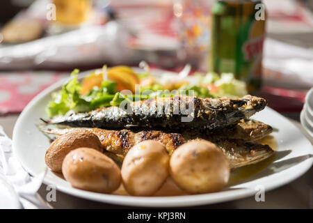 Sardines grillées avec baced pommes de terre. caledonie portuguesse plat. Blurred Banque D'Images