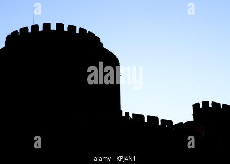 Silhouette médiévale des limites extérieures mur vu de l'eau. Istanbul, Turquie. Banque D'Images