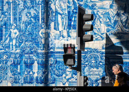 Bleu traditionnel, glacé, dececorated,azulejos, carreaux à l'extérieur de Capela das Almas church, dans le centre de Porto, Portugal Banque D'Images