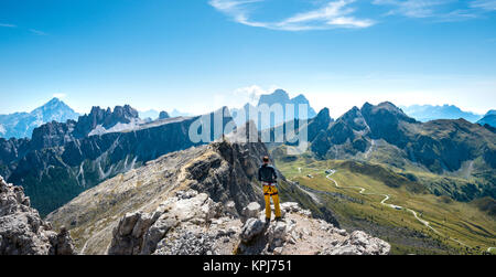 Randonneur sur le sommet de l'Averau, vue panoramique en direction de Passo Giau sommet avec Nuvolau Nuvolau et Rifugio, Dolomites Banque D'Images